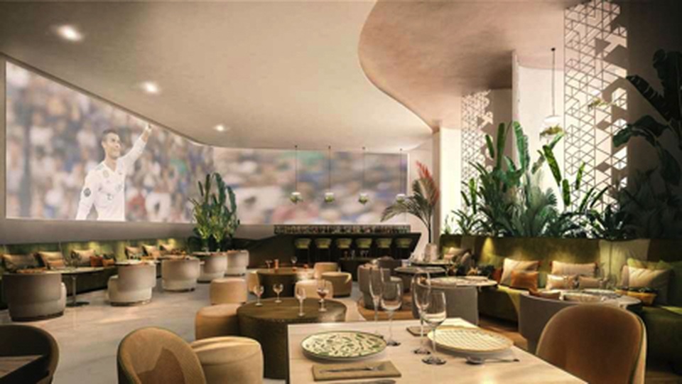 C.Ronaldo đội mũ công nhân để dẫn cả nhà đi chơi… khách sạn - 3