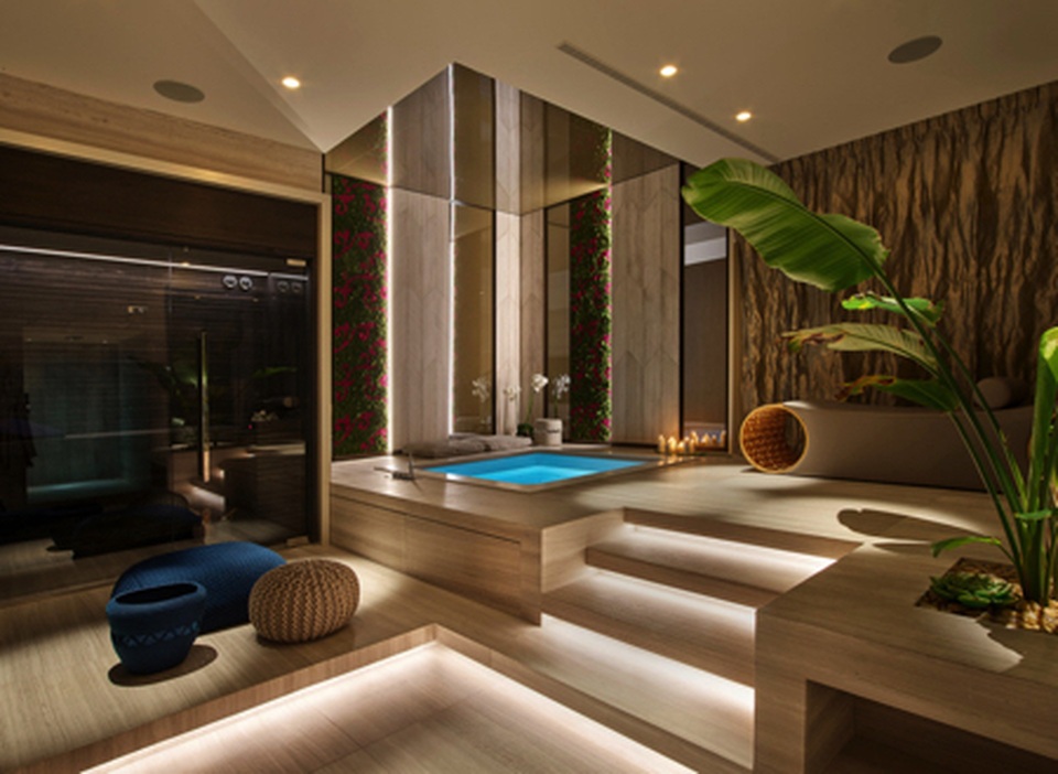 C.Ronaldo đội mũ công nhân để dẫn cả nhà đi chơi… khách sạn - 4