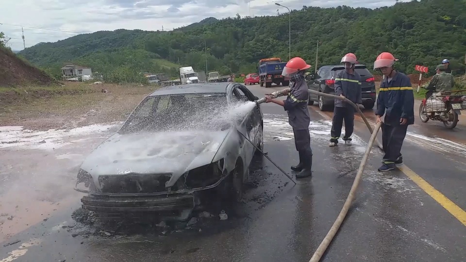 Ô tô đang chạy bất ngờ cháy dữ dội, tài xế bỏ chạy thoát thân - 2