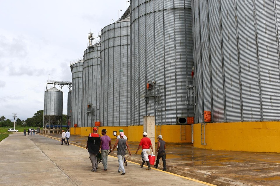 Dự án Trung Quốc tại Venezuela “đút túi” trăm triệu USD nhưng dân địa phương thất nghiệp, chết đói - 2 Dự án Trung Quốc tại Venezuela “đút túi” trăm triệu USD nhưng dân địa phương thất nghiệp, chết đói - 2