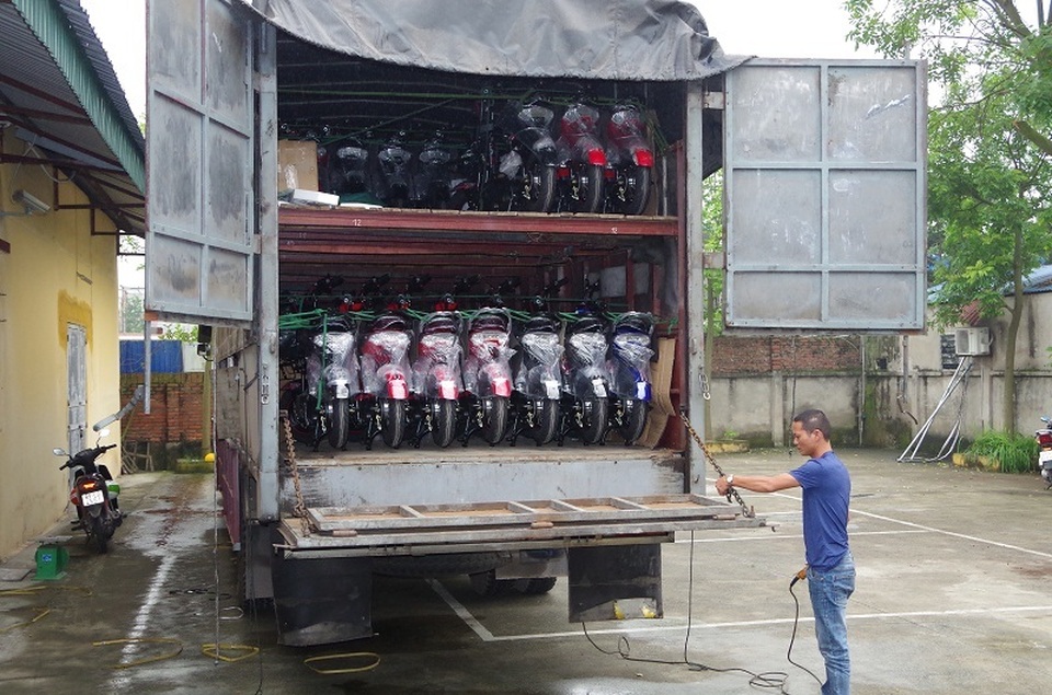 Bắt hơn 120 thùng mỹ phẩm và hàng chục xe đạp điện không rõ nguồn gốc - 1