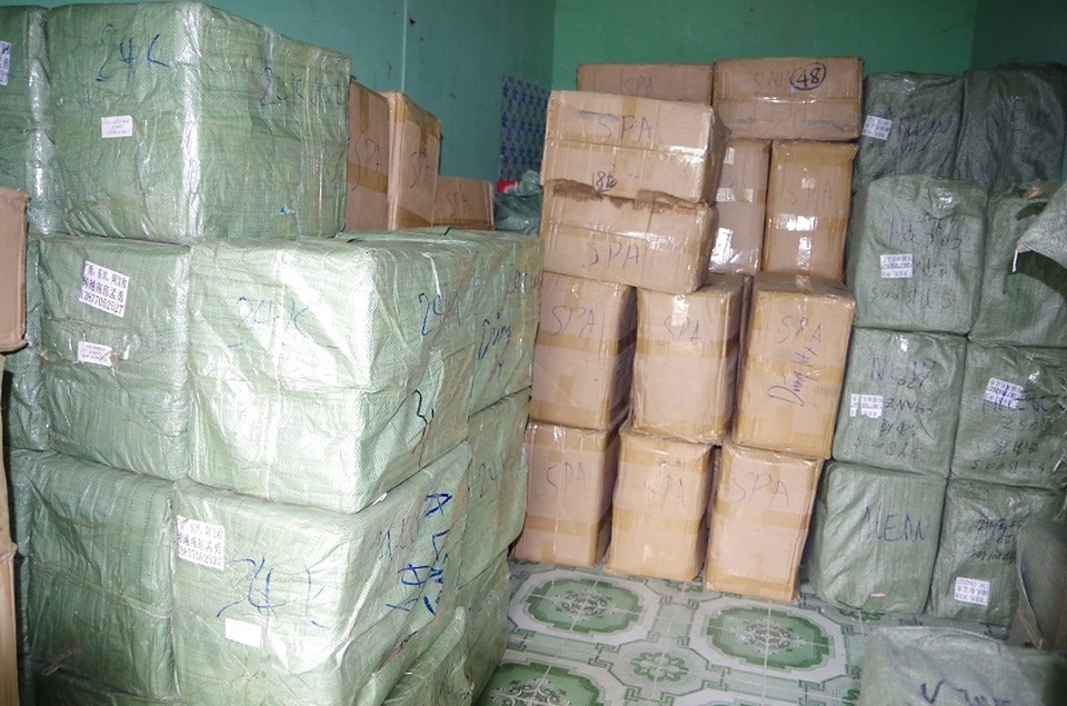 Bắt hơn 120 thùng mỹ phẩm và hàng chục xe đạp điện không rõ nguồn gốc - 3