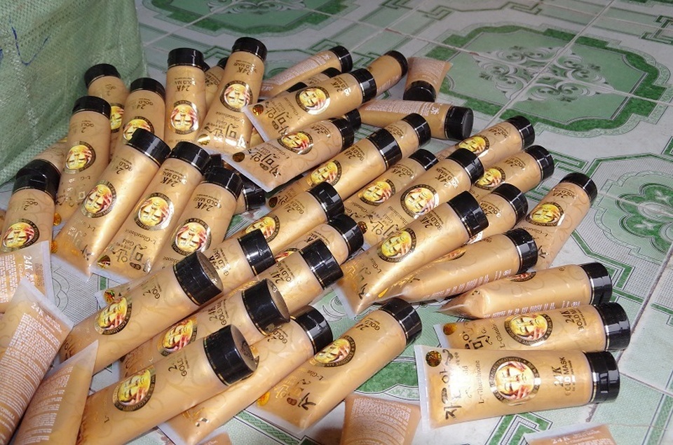 Bắt hơn 120 thùng mỹ phẩm và hàng chục xe đạp điện không rõ nguồn gốc - 2