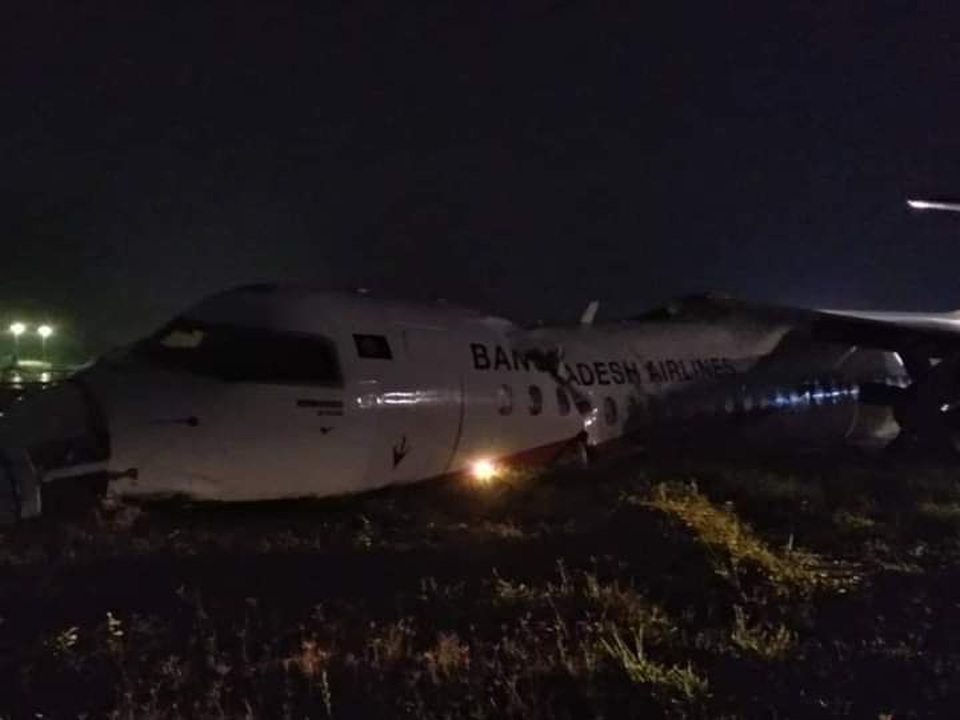 Máy bay chở khách trượt khỏi đường băng, vỡ làm 3 ở Myanmar - 4 Máy bay chở khách trượt khỏi đường băng, vỡ làm 3 ở Myanmar - 4