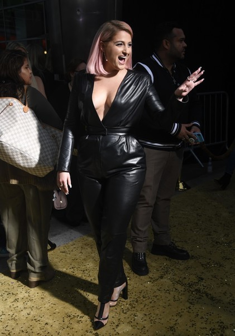 Meghan Trainor khoe ngực căng đầy - 5 Meghan Trainor khoe ngực căng đầy - 5