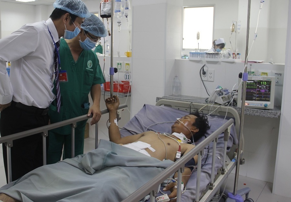 Ổ bụng ngập máu vì bị thanh sắt rơi trúng - 2 Ổ bụng ngập máu vì bị thanh sắt rơi trúng - 2