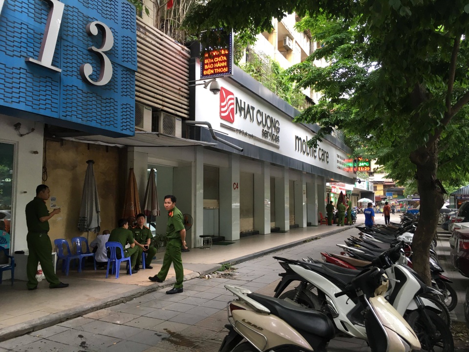 Công an khám xét các cửa hàng của Nhật Cường mobile - 7 Công an khám xét các cửa hàng của Nhật Cường mobile - 7