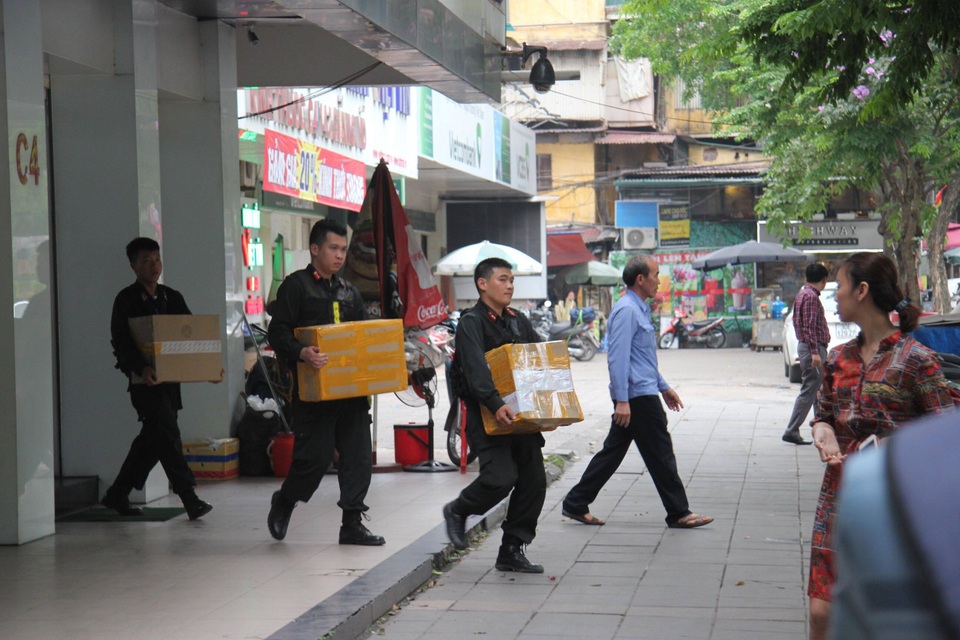 Công an khám xét các cửa hàng của Nhật Cường mobile - 9 Công an khám xét các cửa hàng của Nhật Cường mobile - 9