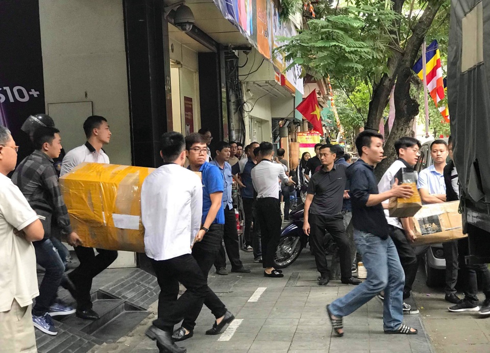 Công an khám xét các cửa hàng của Nhật Cường mobile - 3 Công an khám xét các cửa hàng của Nhật Cường mobile - 3