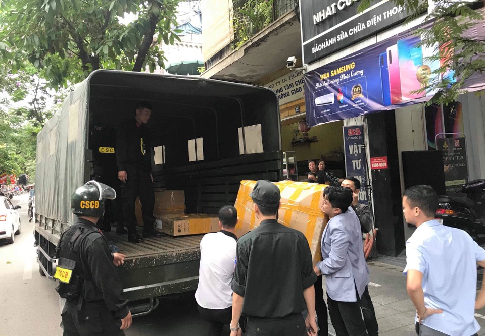 Công an khám xét các cửa hàng của Nhật Cường mobile - 4 Công an khám xét các cửa hàng của Nhật Cường mobile - 4
