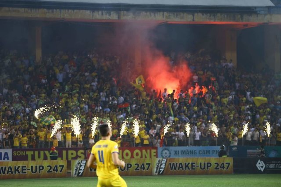 Hai đội bóng V-League bị phạt vì đốt pháo sáng trên sân Hàng Đẫy - 1 Hai đội bóng V-League bị phạt vì đốt pháo sáng trên sân Hàng Đẫy - 1