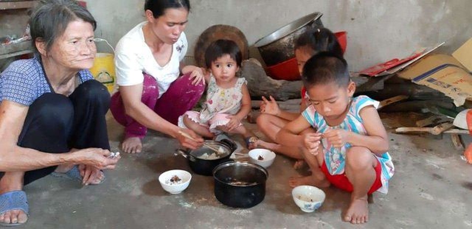 Bạn đọc Dân trí giúp đỡ 74 triệu đồng đến hoàn cảnh “Bố mẹ ốm đau bệnh tật, 3 con thơ nheo nhóc đói khát” - 3 Bạn đọc Dân trí giúp đỡ 74 triệu đồng đến hoàn cảnh “Bố mẹ ốm đau bệnh tật, 3 con thơ nheo nhóc đói khát” - 3