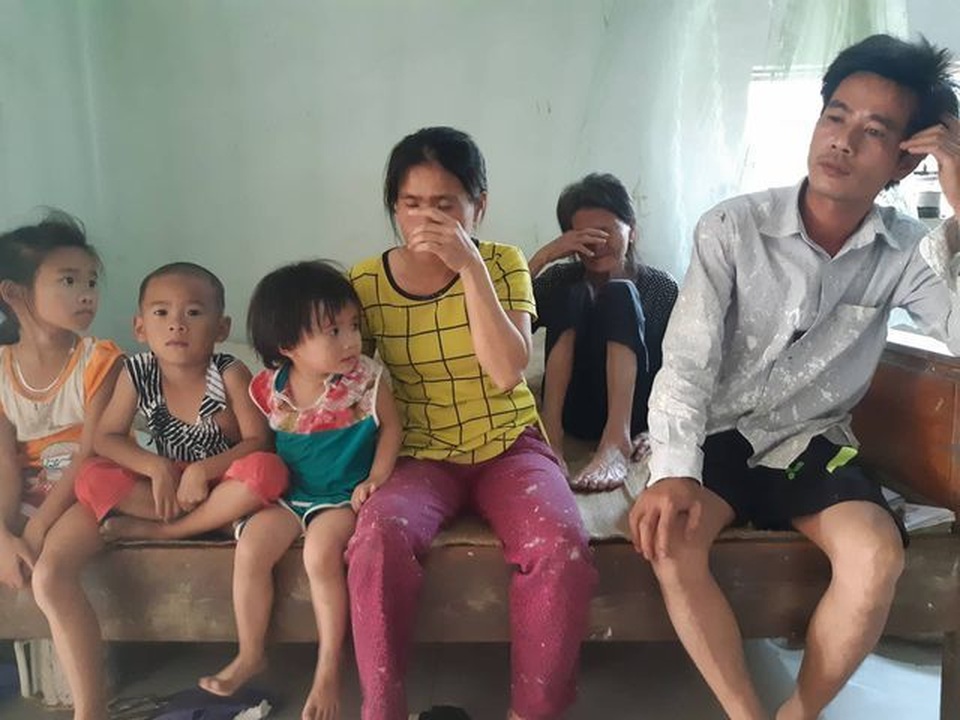 Bạn đọc Dân trí giúp đỡ 74 triệu đồng đến hoàn cảnh “Bố mẹ ốm đau bệnh tật, 3 con thơ nheo nhóc đói khát” - 2 Bạn đọc Dân trí giúp đỡ 74 triệu đồng đến hoàn cảnh “Bố mẹ ốm đau bệnh tật, 3 con thơ nheo nhóc đói khát” - 2