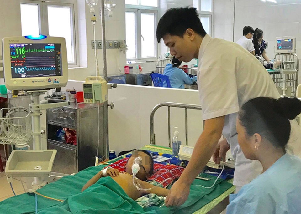Bé trai 5 tuổi suy đa tạng, nguy kịch tính mạng vì dùng thuốc nam hạ sốt - 1 Bé trai 5 tuổi suy đa tạng, nguy kịch tính mạng vì dùng thuốc nam hạ sốt - 1