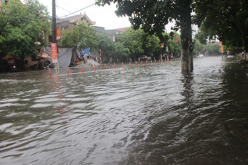 Đường phố Hà Tĩnh thành sông sau trận mưa lớn - 1 Đường phố Hà Tĩnh thành sông sau trận mưa lớn - 1