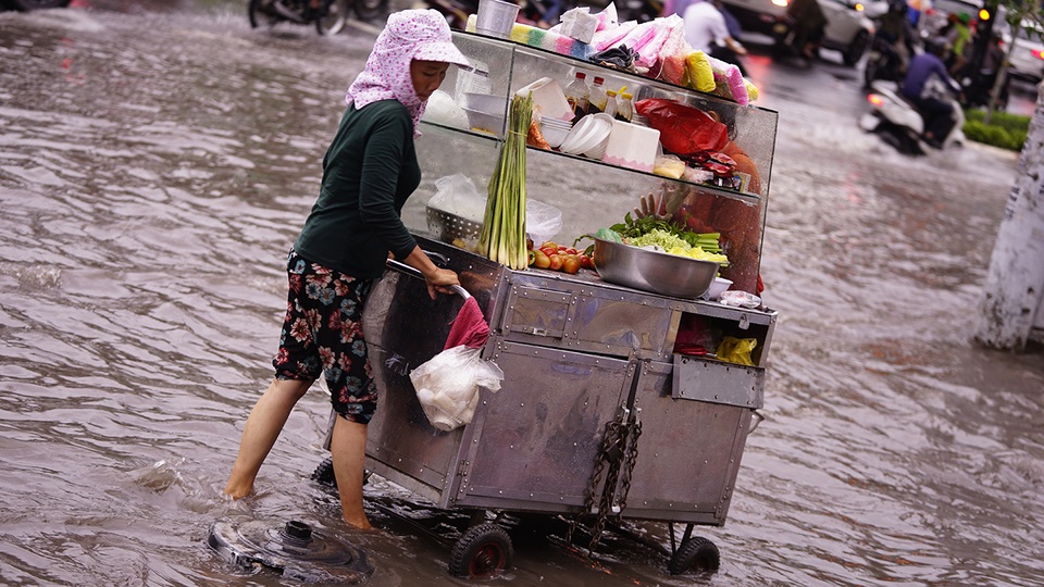 Dân Sài Gòn bì bõm lội nước về nhà, sau cơn mưa đầu mùa - 10 Dân Sài Gòn bì bõm lội nước về nhà, sau cơn mưa đầu mùa - 10