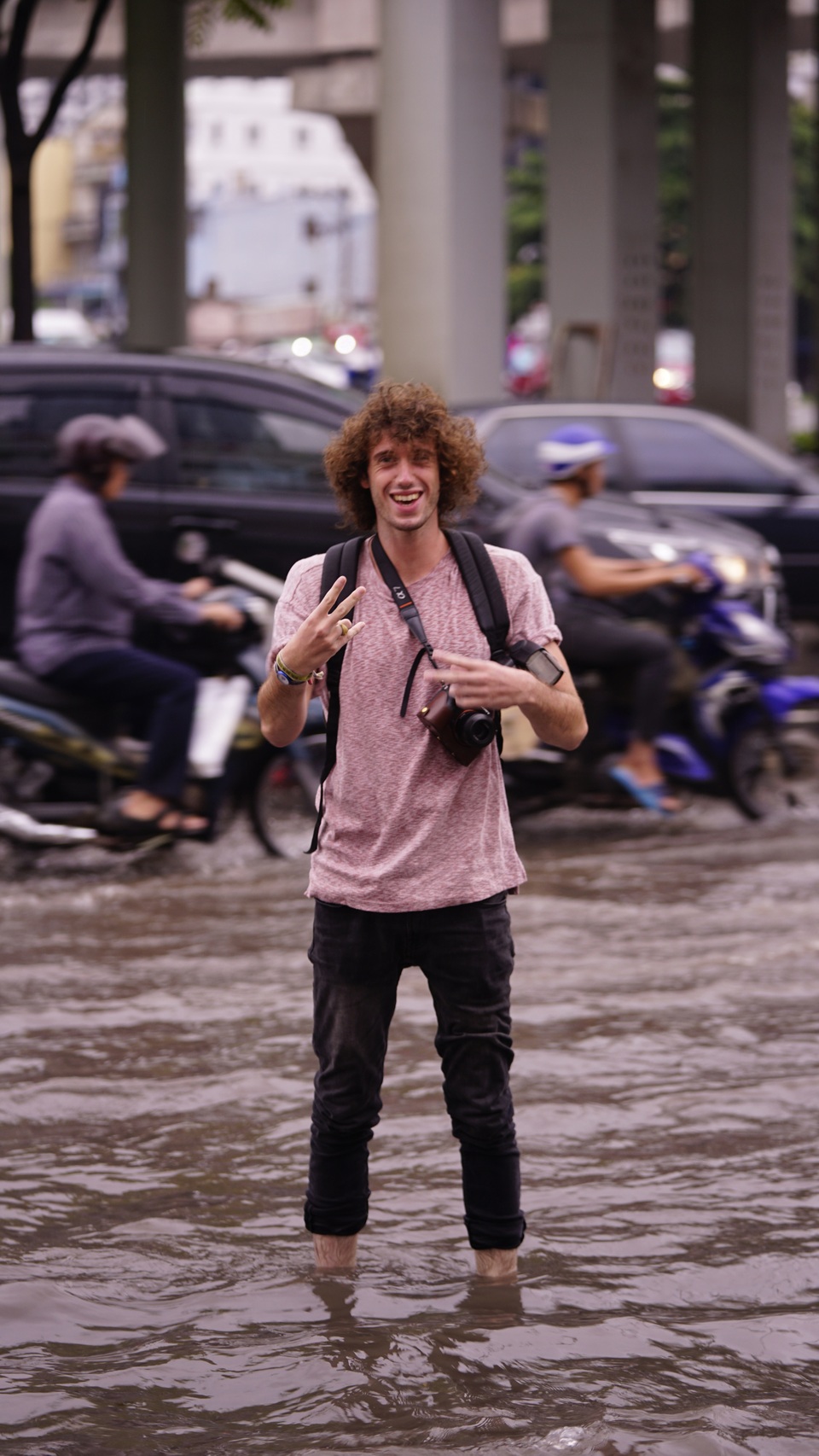 Người dân bì bõm lội nước về nhà sau cơn mưa lớn Người dân bì bõm lội nước về nhà sau cơn mưa lớn
