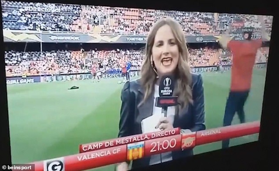 Nữ phóng viên vô tình bị cầu thủ Arsenal sút bóng trúng đầu  - 1