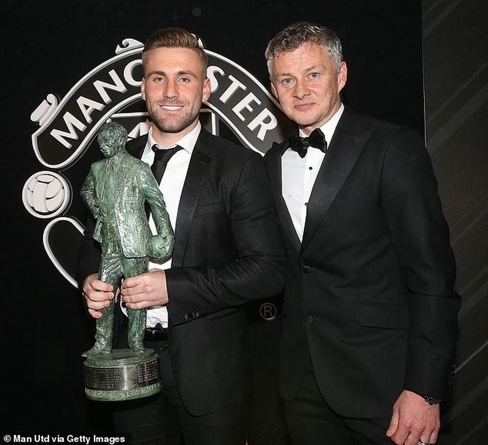 Luke Shaw nhận cú đúp danh hiệu cá nhân tại Man Utd - 2 Luke Shaw nhận cú đúp danh hiệu cá nhân tại Man Utd - 2