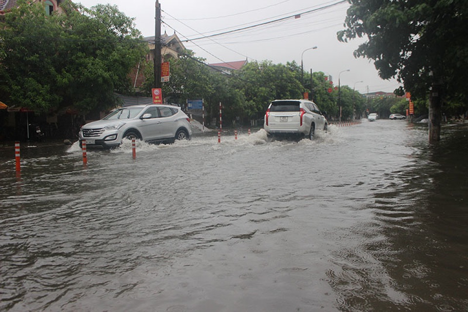 Đường phố Hà Tĩnh thành sông sau trận mưa lớn - 2 Đường phố Hà Tĩnh thành sông sau trận mưa lớn - 2
