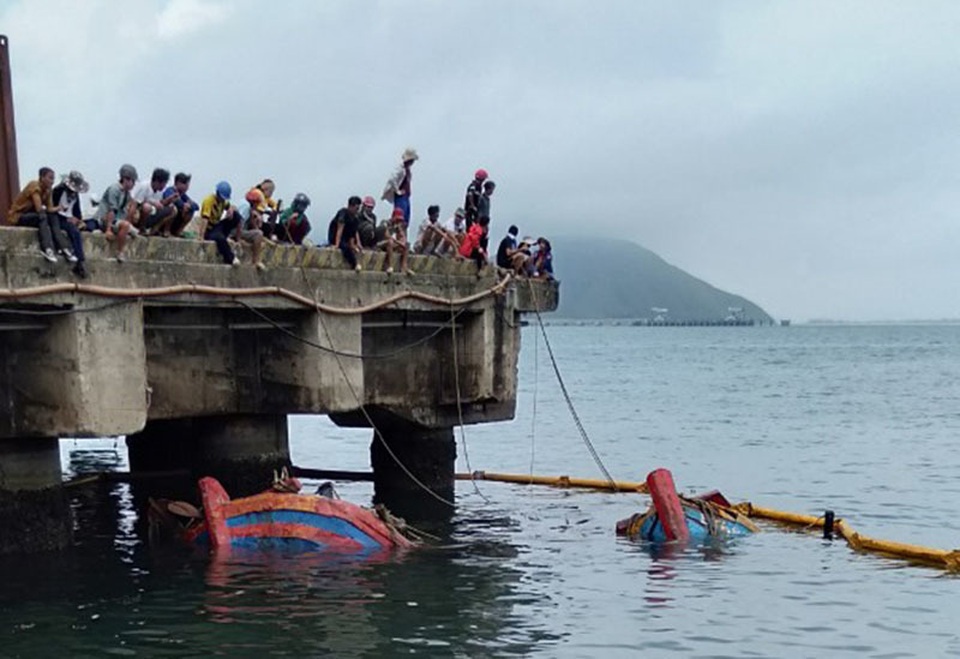 Trục vớt thành công 2 tàu cá của ngư dân bị sóng biển đánh chìm - 1 Trục vớt thành công 2 tàu cá của ngư dân bị sóng biển đánh chìm - 1