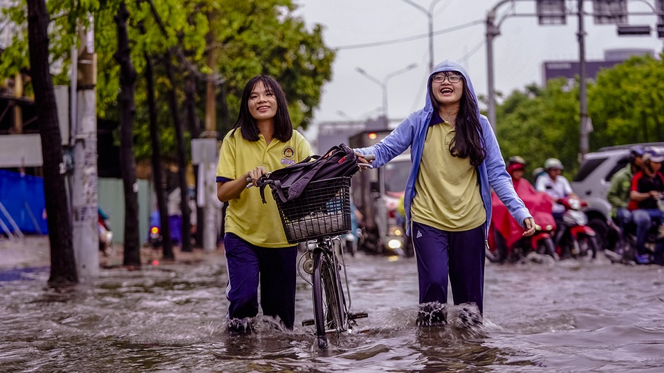 Dân Sài Gòn bì bõm lội nước về nhà, sau cơn mưa đầu mùa - 2 Dân Sài Gòn bì bõm lội nước về nhà, sau cơn mưa đầu mùa - 2