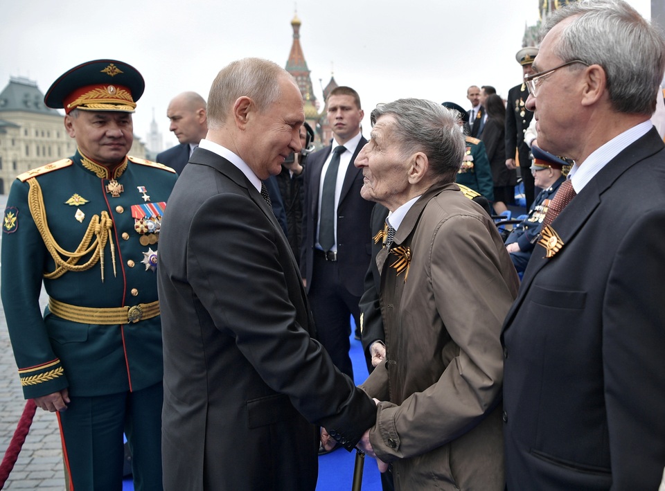 Tổng thống Putin ôm cô giáo cũ trong ngày kỷ niệm chiến thắng phát xít - 3 Tổng thống Putin ôm cô giáo cũ trong ngày kỷ niệm chiến thắng phát xít - 3