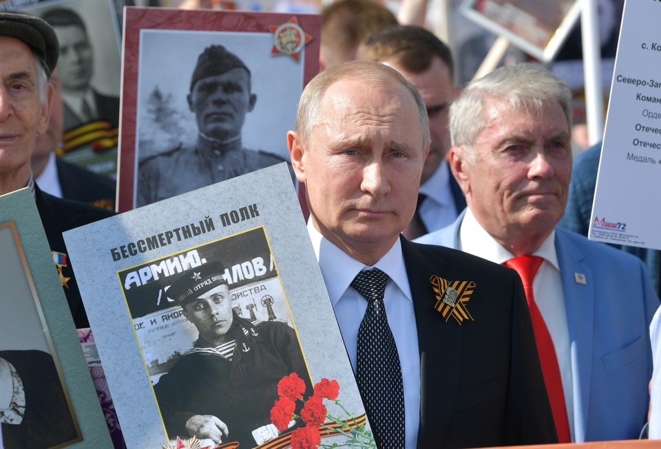 Tổng thống Putin ôm cô giáo cũ trong ngày kỷ niệm chiến thắng phát xít - 5 Tổng thống Putin ôm cô giáo cũ trong ngày kỷ niệm chiến thắng phát xít - 5