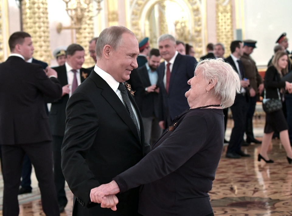Tổng thống Putin ôm cô giáo cũ trong ngày kỷ niệm chiến thắng phát xít - 1 Tổng thống Putin ôm cô giáo cũ trong ngày kỷ niệm chiến thắng phát xít - 1