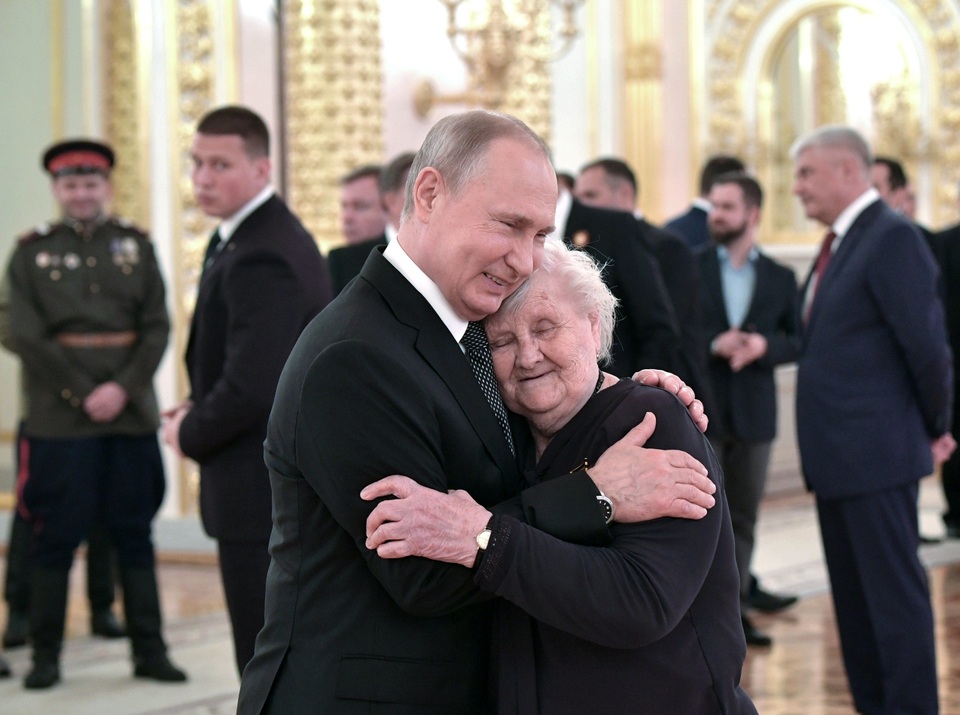 Tổng thống Putin ôm cô giáo cũ trong ngày kỷ niệm chiến thắng phát xít - 2 Tổng thống Putin ôm cô giáo cũ trong ngày kỷ niệm chiến thắng phát xít - 2