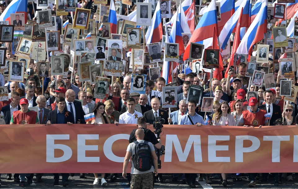 Tổng thống Putin ôm cô giáo cũ trong ngày kỷ niệm chiến thắng phát xít - 4 Tổng thống Putin ôm cô giáo cũ trong ngày kỷ niệm chiến thắng phát xít - 4