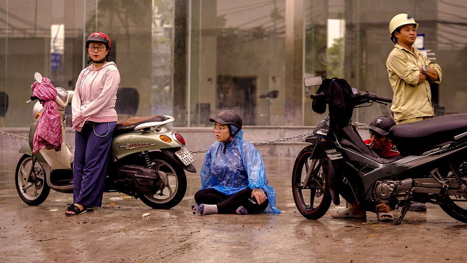 Dân Sài Gòn bì bõm lội nước về nhà, sau cơn mưa đầu mùa - 3 Dân Sài Gòn bì bõm lội nước về nhà, sau cơn mưa đầu mùa - 3