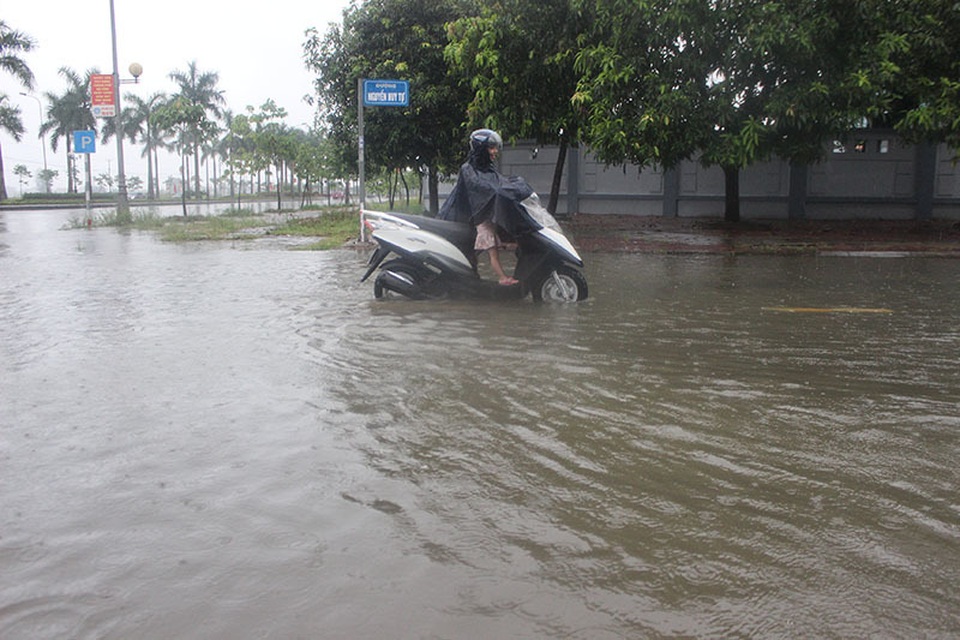 Đường phố Hà Tĩnh thành sông sau trận mưa lớn - 4 Đường phố Hà Tĩnh thành sông sau trận mưa lớn - 4