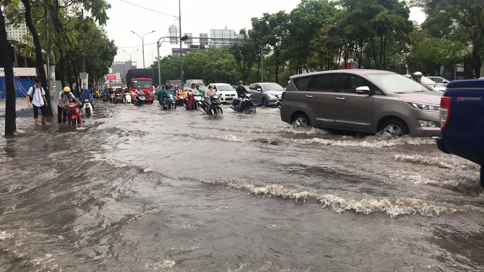Sài Gòn mưa lớn trên diện rộng, trời tối sầm giữa ban ngày - 13 Sài Gòn mưa lớn trên diện rộng, trời tối sầm giữa ban ngày - 13