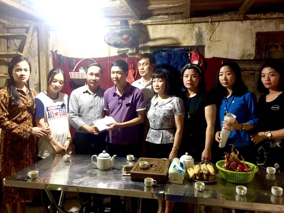 Nhà hát Kịch Việt Nam trao hơn 300 triệu cho gia đình nạn nhân hầm chui Kim Liên - 2 Nhà hát Kịch Việt Nam trao hơn 300 triệu cho gia đình nạn nhân hầm chui Kim Liên - 2