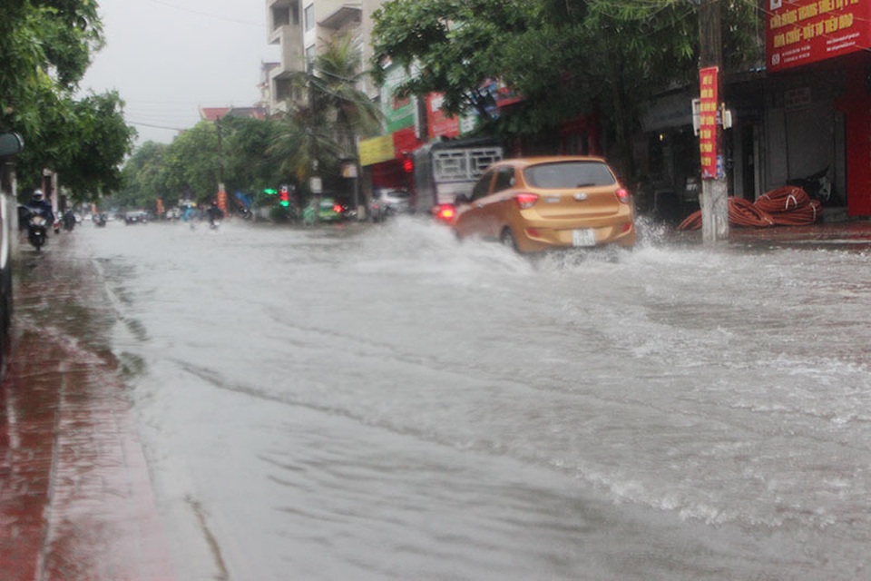 Đường phố Hà Tĩnh thành sông sau trận mưa lớn - 8 Đường phố Hà Tĩnh thành sông sau trận mưa lớn - 8