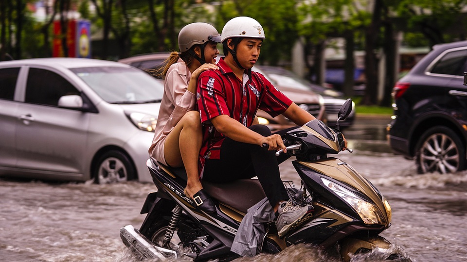 Dân Sài Gòn bì bõm lội nước về nhà, sau cơn mưa đầu mùa - 9 Dân Sài Gòn bì bõm lội nước về nhà, sau cơn mưa đầu mùa - 9
