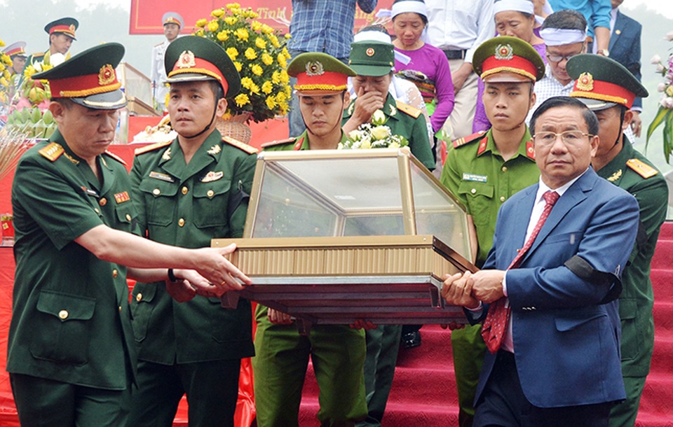Truy điệu, an táng 7 hài cốt liệt sĩ hy sinh tại Lào - 2 Truy điệu, an táng 7 hài cốt liệt sĩ hy sinh tại Lào - 2