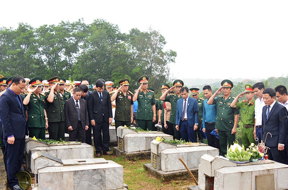 Truy điệu, an táng 7 hài cốt liệt sĩ hy sinh tại Lào - 3 Truy điệu, an táng 7 hài cốt liệt sĩ hy sinh tại Lào - 3
