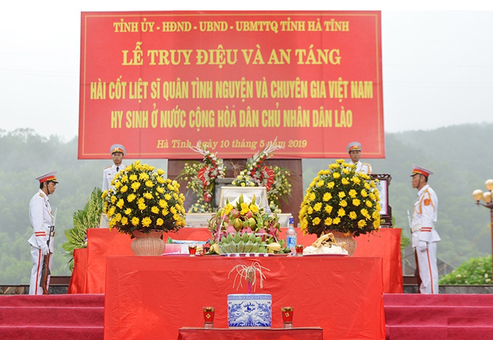 Truy điệu, an táng 7 hài cốt liệt sĩ hy sinh tại Lào - 1 Truy điệu, an táng 7 hài cốt liệt sĩ hy sinh tại Lào - 1