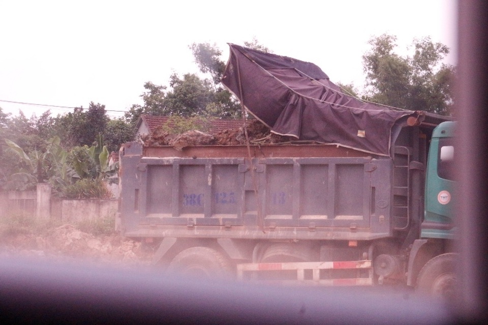 Doanh nghiệp “móc ngoặc” với nhau trục lợi hàng nghìn khối đất tại Hà Tĩnh - 2 Doanh nghiệp “móc ngoặc” với nhau trục lợi hàng nghìn khối đất tại Hà Tĩnh - 2