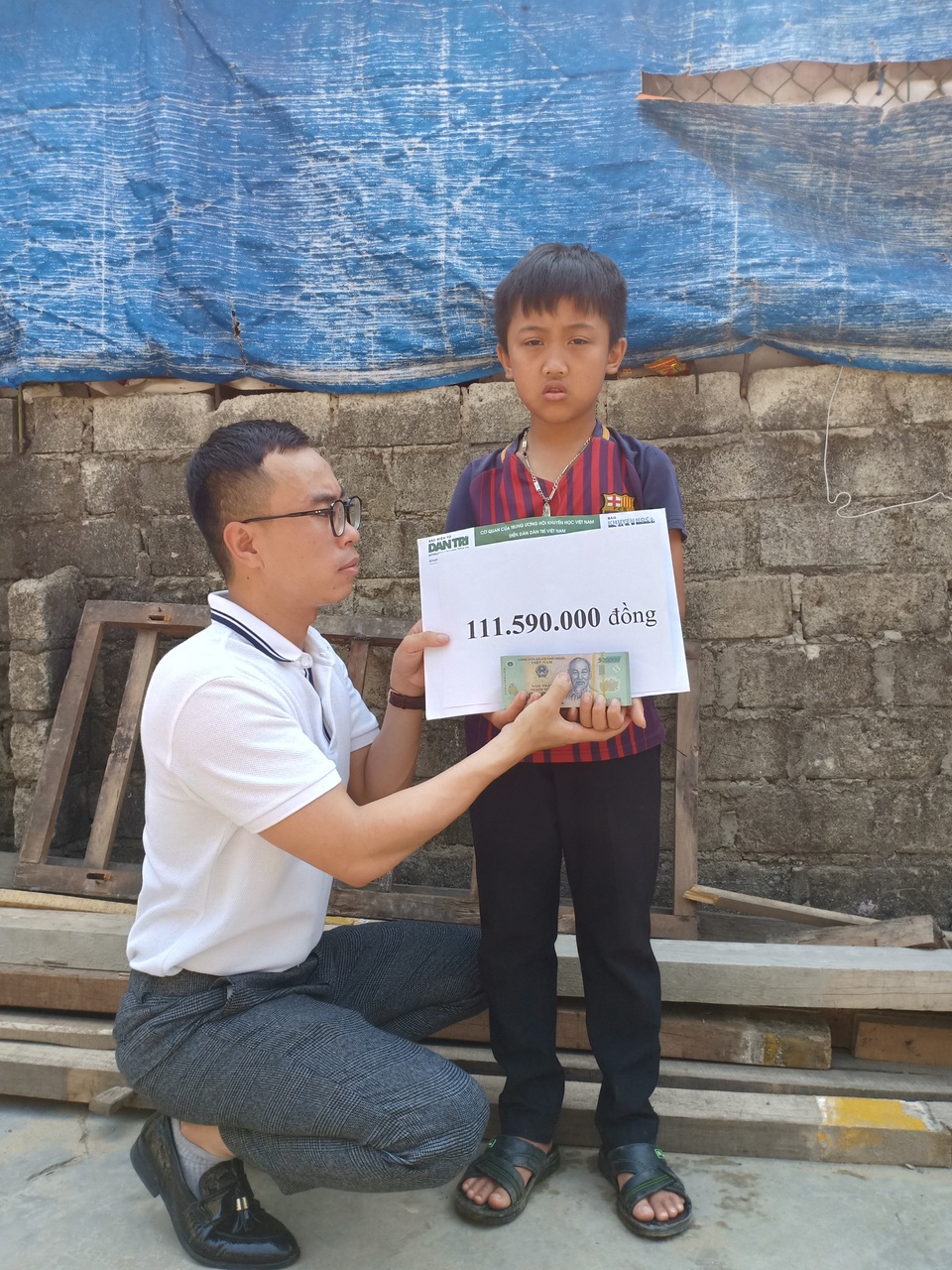 Cậu bé mồ côi oà khóc khi nhận 111 triệu đồng của bạn đọc Dân trí giúp đỡ - 1 Cậu bé mồ côi oà khóc khi nhận 111 triệu đồng của bạn đọc Dân trí giúp đỡ - 1