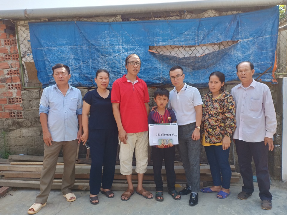 Cậu bé mồ côi oà khóc khi nhận 111 triệu đồng của bạn đọc Dân trí giúp đỡ - 2 Cậu bé mồ côi oà khóc khi nhận 111 triệu đồng của bạn đọc Dân trí giúp đỡ - 2