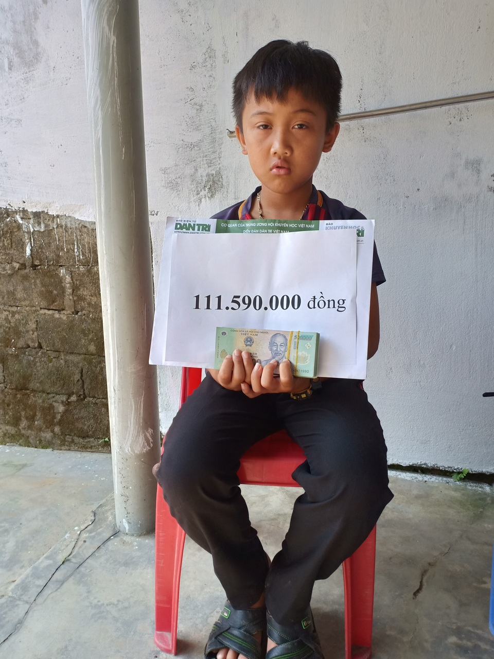 Cậu bé mồ côi oà khóc khi nhận 111 triệu đồng của bạn đọc Dân trí giúp đỡ - 3 Cậu bé mồ côi oà khóc khi nhận 111 triệu đồng của bạn đọc Dân trí giúp đỡ - 3
