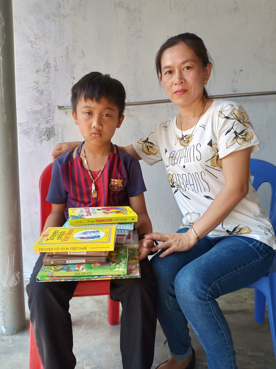 Cậu bé mồ côi oà khóc khi nhận 111 triệu đồng của bạn đọc Dân trí giúp đỡ - 5 Cậu bé mồ côi oà khóc khi nhận 111 triệu đồng của bạn đọc Dân trí giúp đỡ - 5