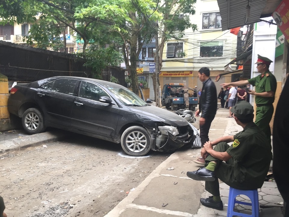 Sốc cảnh chiếc xe Camry lùi không kiểm soát cán chết người ở Hà Nội - 3 Sốc cảnh chiếc xe Camry lùi không kiểm soát cán chết người ở Hà Nội - 3