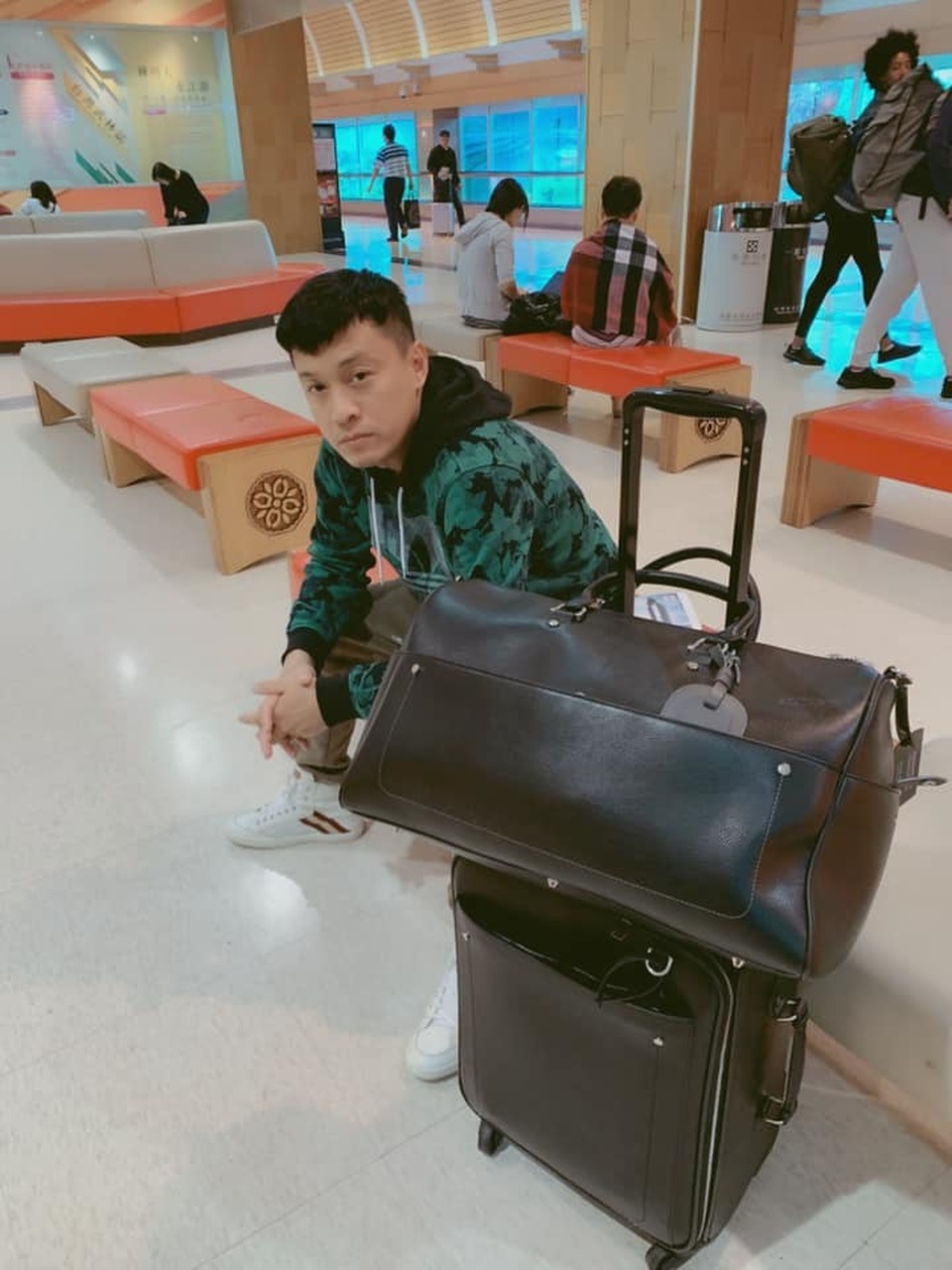 Ca sĩ Lam Trường phải ngủ ở sân bay vì mất giấy tờ - 2 Ca sĩ Lam Trường phải ngủ ở sân bay vì mất giấy tờ - 2