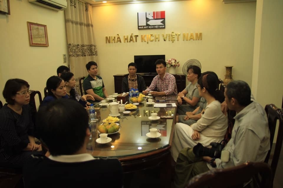 Nhà hát Kịch Việt Nam trao hơn 300 triệu cho gia đình nạn nhân hầm chui Kim Liên - 1 Nhà hát Kịch Việt Nam trao hơn 300 triệu cho gia đình nạn nhân hầm chui Kim Liên - 1