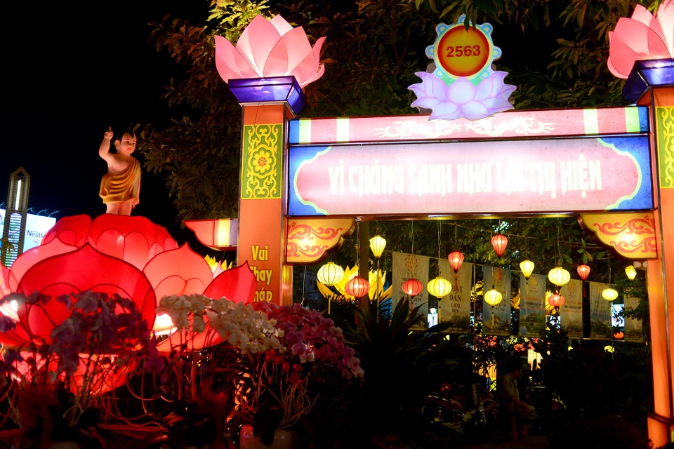 Hoa đăng lung linh trên kênh Nhiêu Lộc chào đón lễ Phật đản - 11