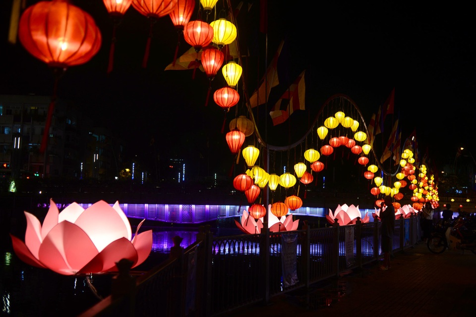 Hoa đăng lung linh trên kênh Nhiêu Lộc chào đón lễ Phật đản - 13